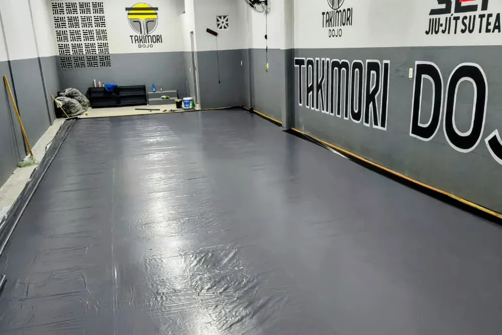 Vista lateral do tatame do dojo, pronto para o treino