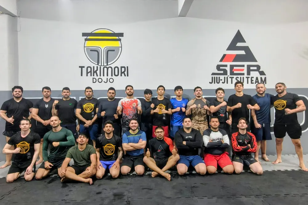 Equipe reunida no tatame após o treino
