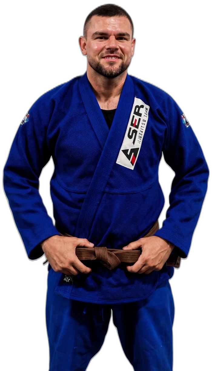 Instrutor Rammyres, faixa marrom, com kimono azul